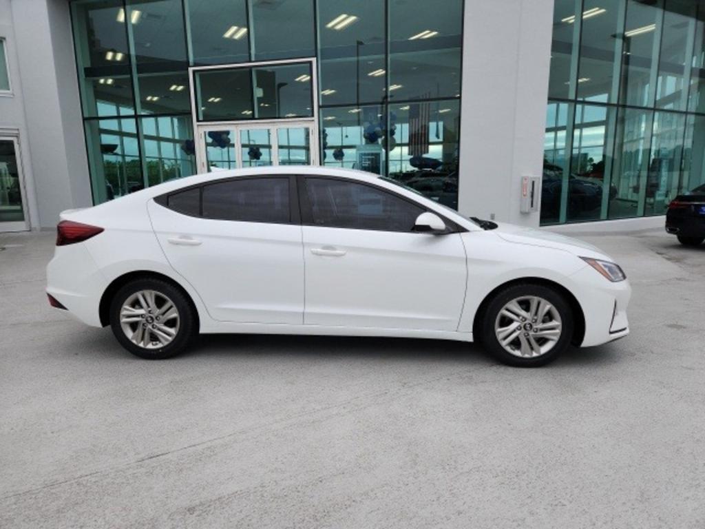 Hyundai Elantra's photo