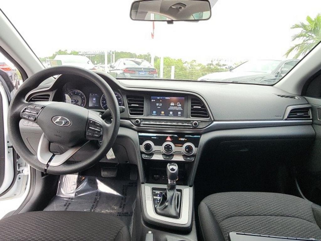 2020 Hyundai Elantra SEL photo 4